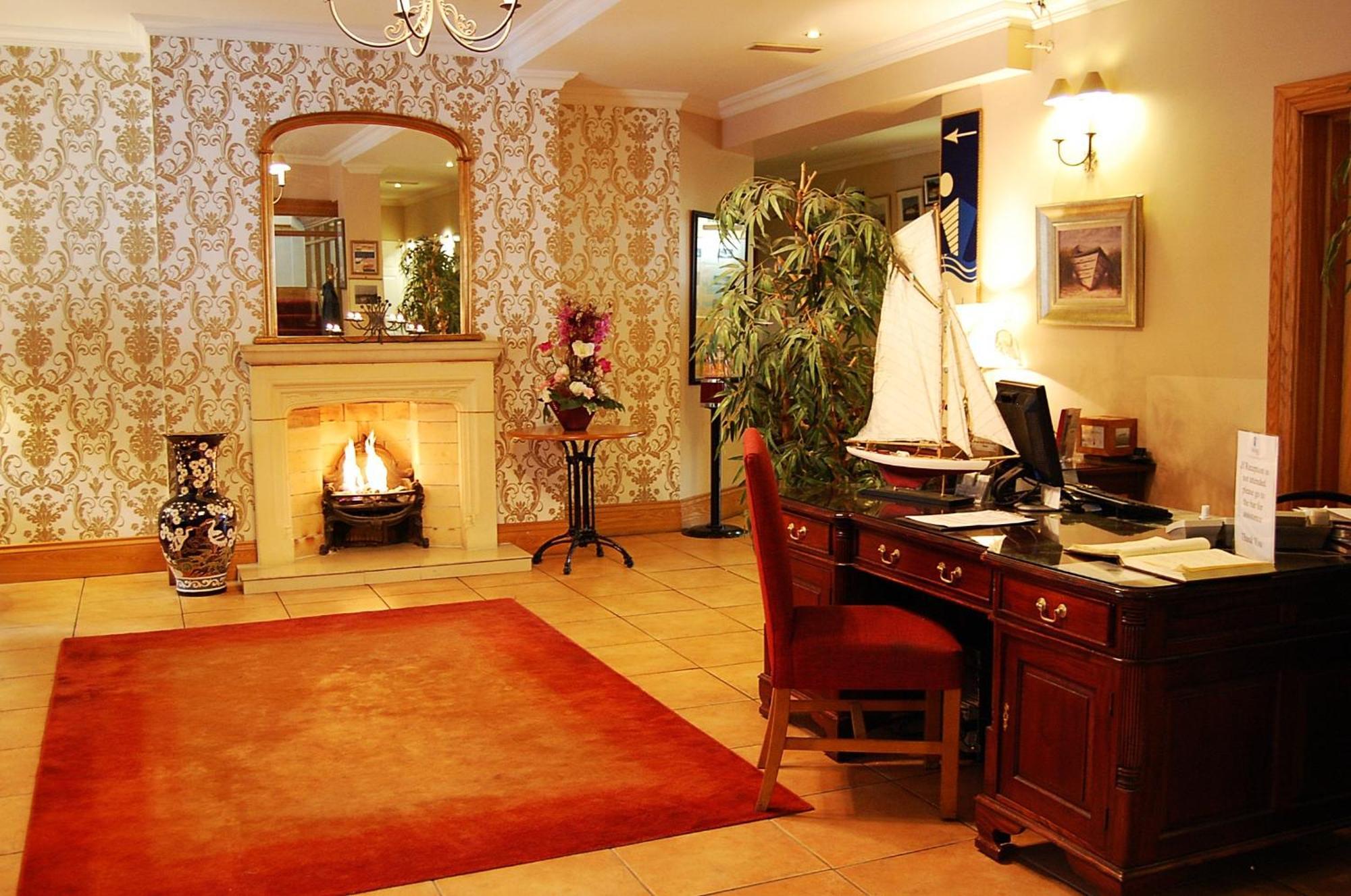 Watersedge Hotel Ков Екстер'єр фото